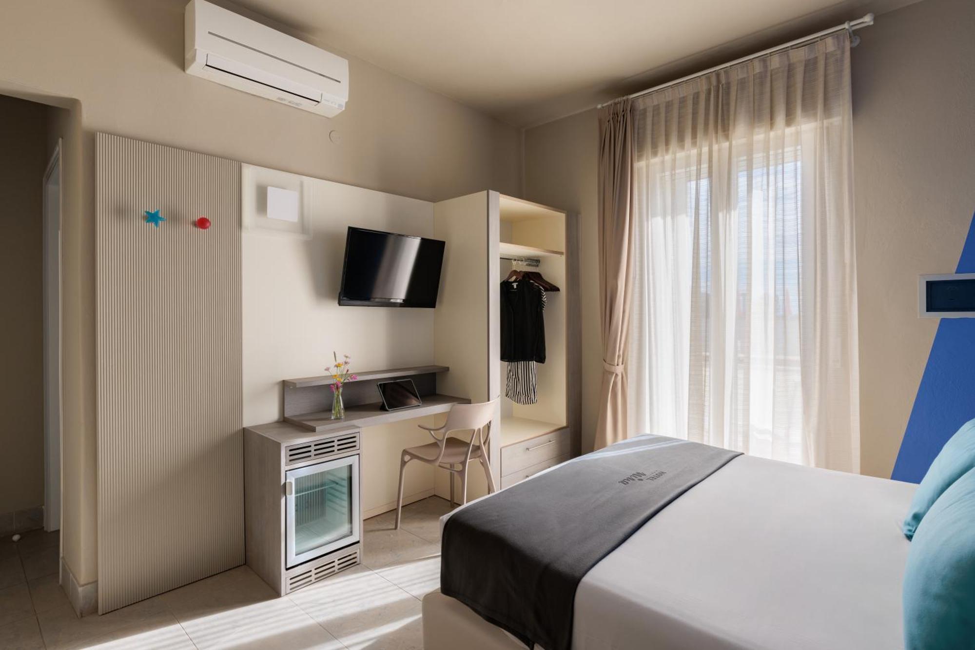 מרינה די ביבונה Hotel Nina מראה חיצוני תמונה